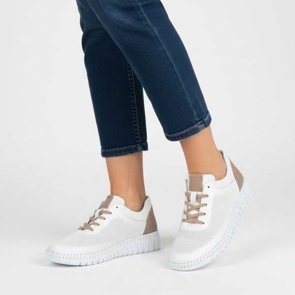 Półbuty damskie Artiker, niski fason sznurowanie sportowy charakter lekka konstrukcja elastyczna podeszwa miękka wkładka, biała, 58C3083. Białe półbuty damskie Artiker, bez wzorów, z jeansu, eleganckie, bez obcasa. Za 219.00 zł.