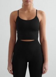 Damski top treningowy bezszwowy, modelujący, cienkie ramiączka Shape czarny. Czarne topy sportowe damskie Aim'n, s, bez wzorów, z dzianiny, bez ramiączek. Za 212.00 zł.
