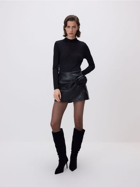 Spódnico-szorty z imitacji skóry - czarny. Czarne szorty damskie Reserved, bez wzorów, ze skóry. Za 129.99 zł.
