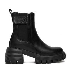 Botki Nine West. Czarne botki damskie Nine West, bez obcasa, na słupku, bez zapięcia. Za 279.99 zł.