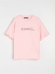 Koszulka z wiskozy z napisem Romance - różowy. Czerwone t-shirty damskie Sinsay, l, bez wzorów, z wiskozy, bez kołnierzyka. Za 29.99 zł.