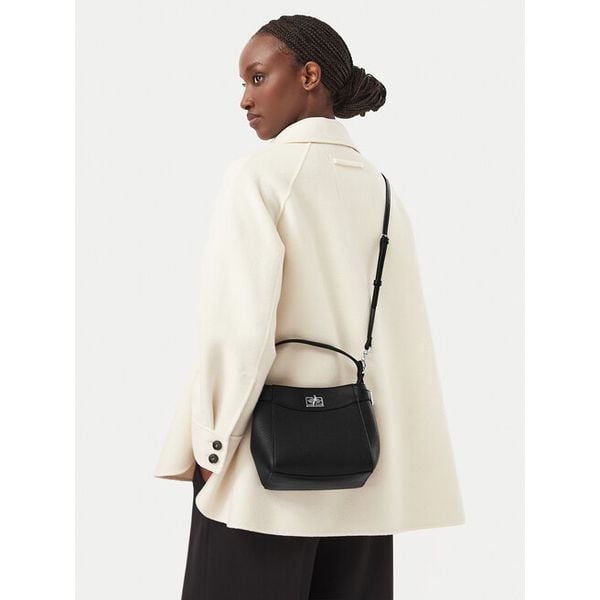 Torebka Calvin Klein. Czarne torebki klasyczne damskie CALVIN KLEIN, bez wzorów, bez dodatków. Za 489.99 zł.