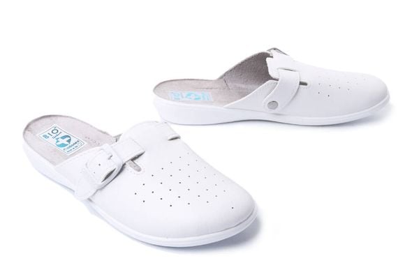 ADANEX 28818 DIL16YN biały, klapki damskie. Białe klapki damskie Adanex, bez wzorów, bez obcasa. Za 83.99 zł.