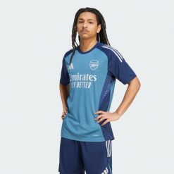 Koszulka treningowa Arsenal Tiro 25. Niebieskie t-shirty sportowe męskie Adidas, z dzianiny, bez ramiączek, do piłki nożnej. Za 239.00 zł.