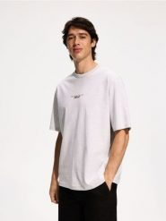T-shirt relaxed fit z nadrukiem - jasnoszary. Szare t-shirty męskie Reserved, l, bez wzorów, z bawełny, bez kołnierzyka. Za 69.99 zł.