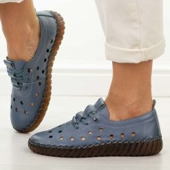 Niebieskie ażurowe skórzane półbuty damskie Cambell 15319. Niebieskie półbuty damskie Cambell, w ażurowe wzory, z jeansu, casualowe, z okrągłym noskiem, bez obcasa, na płaskiej podeszwie. Za 219.00 zł.