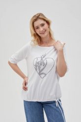 T-shirt z ozdobną aplikacją biały. Białe t-shirty damskie MOODO, z aplikacjami, z bawełny, bez kołnierzyka. W wyprzedaży za 49.99 zł.