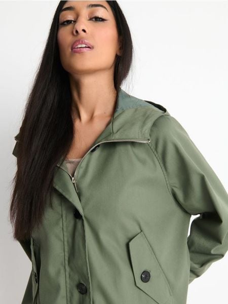 Kurtka z kapturem - khaki. Brązowe kurtki damskie Sinsay, l, bez wzorów, z bawełny, z kapturem. Za 99.99 zł.