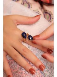 Pierres delicates Pozłacany pierścionek z szafirami rozmiar: onesize. Żółte pierścionki damskie Pierres delicates, z szafirem, pozłacane. Za 95.69 zł.