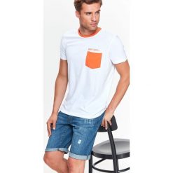 T-SHIRT MĘSKI Z KONTRASTOWĄ KIESZENIĄ. Białe t-shirty męskie TOP SECRET, na jesień, l, bez wzorów, z bawełny, bez kołnierzyka. W wyprzedaży za 19.99 zł.