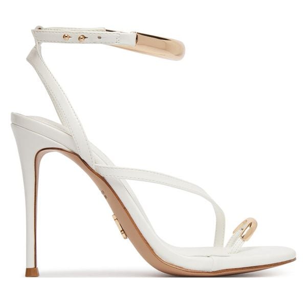 Klapki Steve Madden. Białe klapki damskie Steve Madden, bez wzorów, bez obcasa. Za 559.99 zł.