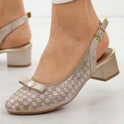 Złote sandały damskie na obcasie M.Daszyński Sa210-15. Żółte sandały damskie M.Daszyński, z aplikacjami, ze skóry, bez obcasa, na obcasie. Za 179.00 zł.