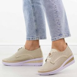 Beżowe skórzane ażurowe półbuty damskie na koturnie T.Sokolski 198. Brązowe czółenka damskie Sokolski, w ażurowe wzory, ze skóry, eleganckie, bez obcasa, na koturnie. Za 299.00 zł.