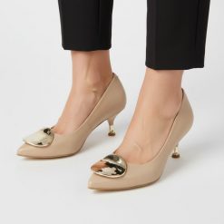 Czółenka damskie Chebello, ze skóry naturalnej licowej szpiczasty nosek metalowa ozdoba na przodzie niski obcas typu kitten heel, beżowe, 4929_-308-0. Brązowe czółenka damskie CheBello, z aplikacjami, ze skóry, ze szpiczastym noskiem, bez obcasa, na obcasie. Za 559.00 zł.