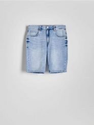 Jeansowe szorty slim fit - niebieski. Niebieskie szorty męskie Reserved, z denimu, bez kołnierzyka. Za 119.99 zł.