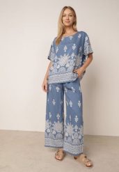 Niebieski Komplet Wiskozowy Szerokie Spodnie i Luźna Bluzka z Nadrukiem Paisley Thela. Niebieskie spodnie materiałowe damskie Born2be, bez wzorów, z wiskozy, biznesowe, plus size. Za 99.99 zł.