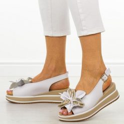 Białe skórzane sandały damskie na koturnie Filippo Ds7045/26. Białe sandały damskie Filippo, bez wzorów, z jeansu, bez obcasa, na koturnie. Za 219.00 zł.