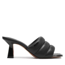 Klapki DKNY. Czarne klapki damskie DKNY, bez wzorów, bez obcasa. Za 959.99 zł.