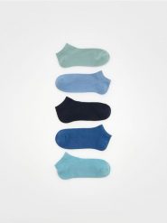 Krótkie skarpetki 5 pack - miętowy. Zielone skarpetki męskie Reserved, bez wzorów. W wyprzedaży za 39.99 zł.