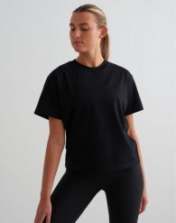 Damski T-shirt pudełkowy, z bawełny organicznej, haftowane logo Boxy czarny. Czarne t-shirty damskie Aim'n, s, bez wzorów, z bawełny, bez kołnierzyka. Za 148.00 zł.