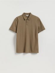 Koszulka polo regular ze strukturalnej dzianiny - brązowy. Brązowe koszulki polo męskie Reserved, l, bez wzorów, z bawełny, bez ramiączek. Za 99.99 zł.