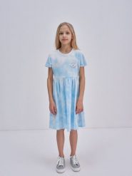 Sukienka dziewczęca z bawełny ekologicznej tie-dye Fionalka 400. Niebieskie sukienki dziewczęce Big Star, bez wzorów, z bawełny, retro, bez ramiączek. W wyprzedaży za 59.99 zł.