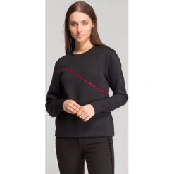 Czarna bluza damska z różową aplikacją marki. Czarne bluzy bez kaptura damskie Armani Jeans. Za 279.60 zł.