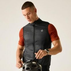 Męska lekka, pakowna kamizelka rowerowa Chase. Czarne kamizelki męskie Dare 2b, m, z poliesteru. Za 399.99 zł.