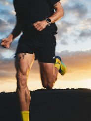 4F Spodenki do biegania szybkoschnące męskie - czarne L. Czarne szorty męskie 4f, bez kołnierzyka. Za 149.99 zł.