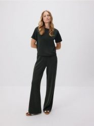 Spodnie long leg - ciemnozielony. Zielone spodnie materiałowe damskie Reserved, bez wzorów, z dzianiny. W wyprzedaży za 89.99 zł.