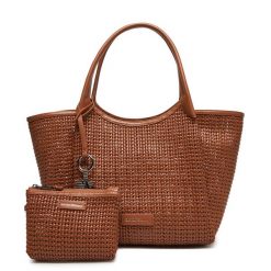 Torebka Emporio Armani. Brązowe torebki klasyczne damskie Emporio Armani, bez wzorów, bez dodatków. Za 989.99 zł.