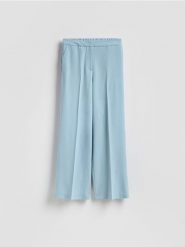 Spodnie w kant - jasnoniebieski. Niebieskie spodnie materiałowe damskie Reserved, bez wzorów, z tkaniny. Za 139.99 zł.