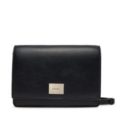 Torebka Calvin Klein. Czarne listonoszki damskie CALVIN KLEIN, bez wzorów, bez dodatków. Za 239.99 zł.