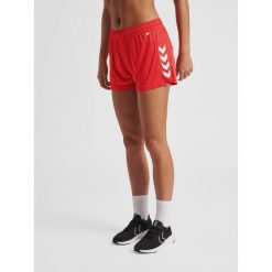 Spodenki damskie Hummel hmlCORE. Czerwone szorty damskie HUMMEL, bez wzorów, sportowe. Za 122.50 zł.