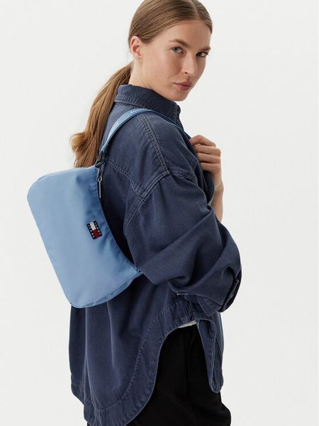 Tommy Jeans Torebka Tjw Ess Daily Shoulder Bag AW0AW18768 Niebieski jasny. Niebieskie torebki klasyczne damskie Tommy Jeans, bez wzorów, z jeansu, bez dodatków. Za 249.99 zł.