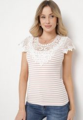 Różowy Bawełniany T-shirt Koszulka z Krótkim Rękawem z Ozdobną Koronką przy Dekolcie Carines. Czerwone bluzki damskie Born2be, m, z aplikacjami, z bawełny, eleganckie, bez kołnierzyka, bez ramiączek. Za 49.99 zł.