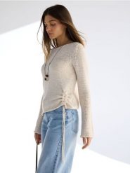 Sweter z ozdobnym wiązaniem - kremowy. Białe swetry klasyczne damskie Reserved, l, z dzianiny, bez kołnierzyka. Za 119.99 zł.