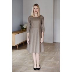 Sukienka Asteria Aulne 32 beż. Brązowe sukienki damskie Marie Zélie, bez wzorów, z bawełny, klasyczne, bez kołnierzyka, bez ramiączek, trapezowe. W wyprzedaży za 268.20 zł.