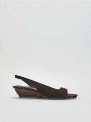 Zamszowe sandały na koturnie - ciemnobrązowy. Brązowe sandały damskie Reserved, bez wzorów, z zamszu, bez obcasa, na koturnie. Za 179.99 zł.