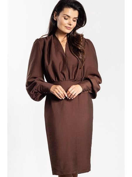 Awama Sukienka w kolorze brązowym rozmiar: M. Brązowe sukienki damskie Awama, m, bez wzorów, bez kołnierzyka, bez ramiączek, midi. Za 160.96 zł.