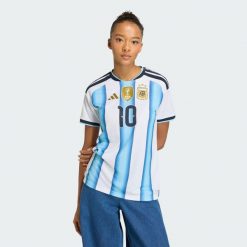 Koszulka podstawowa Argentyna 26 Messi. Białe bluzki damskie Adidas, bez wzorów, bez kołnierzyka. Za 439.00 zł.