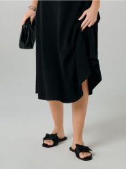 Klapki z kokardą - czarny. Czarne klapki damskie Sinsay, bez wzorów, bez obcasa. Za 29.99 zł.