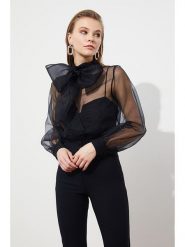 Trendyol Bluzka w kolorze czarnym rozmiar: 42. Czarne bluzki damskie Trendyol, bez wzorów, bez kołnierzyka, bez ramiączek. Za 83.62 zł.