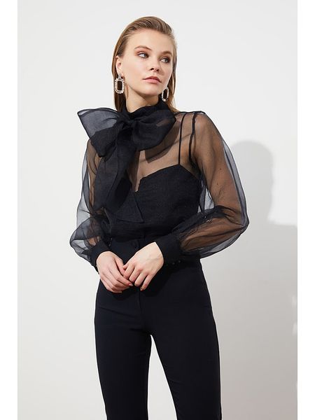 Trendyol Bluzka w kolorze czarnym rozmiar: 42. Czarne bluzki damskie Trendyol, bez wzorów, bez kołnierzyka, bez ramiączek. Za 83.62 zł.