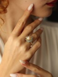 Pierres delicates Pozłacany pierścionek z perłą i opalami rozmiar: onesize. Niebieskie pierścionki damskie Pierres delicates, z opalem, pozłacane. Za 79.77 zł.