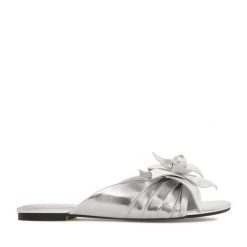 Klapki GINO ROSSI. Szare klapki damskie Gino Rossi, bez wzorów, bez obcasa. Za 349.99 zł.