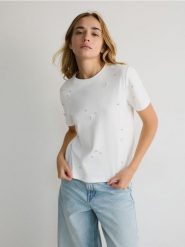 T-shirt regular z aplikacjami - biały. Białe t-shirty damskie Reserved, l, z aplikacjami, z bawełny, bez kołnierzyka. W wyprzedaży za 39.99 zł.