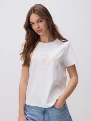 T-shirt z haftowanym wzorem - złamana biel. T-shirty damskie Reserved, l, bez wzorów, z bawełny, bez kołnierzyka. W wyprzedaży za 49.99 zł.
