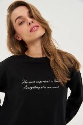 Bluza z napisem czarna. Czarne bluzy bez kaptura damskie MOODO, l, z bawełny. W wyprzedaży za 79.99 zł.