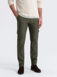 Spodnie męskie materiałowe REGULAR z kieszeniami cargo - ciemnooliwkowe V1 OM-PACG-0178 - XXL. Zielone spodnie materiałowe męskie Ombre Clothing, bez wzorów, z materiału. W wyprzedaży za 79.99 zł.